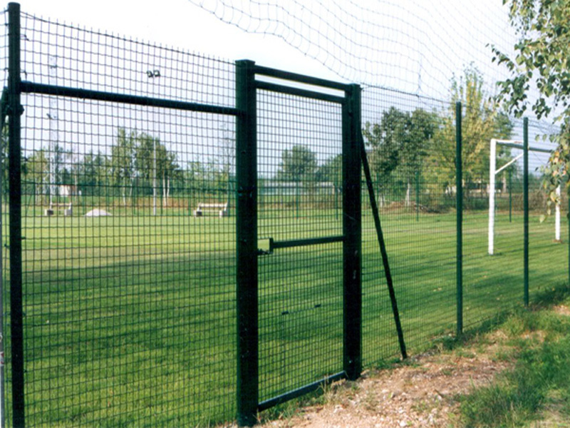 Recinzioni per impianti sportivi con rete in polietilene