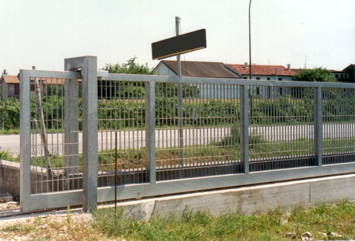 Cancelli industriali grigliati