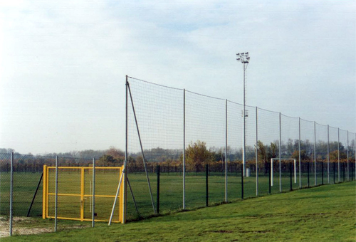 Recinzioni per impianti sportivi con rete in polietilene