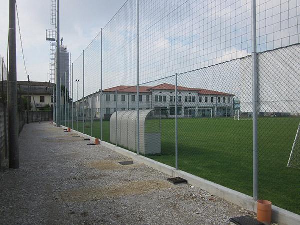 Recinzioni per impianti sportivi con rete in polietilene
